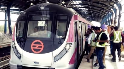 ദില്ലി മെട്രോയിൽ പരിഭ്രാന്തിയുടെ നിമിഷങ്ങൾ; ട്രെയിനിനകത്ത് തീയും പുകയും ഉയർന്നു, യാത്രക്കാരെ ഒഴിപ്പിച്ചു