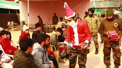 ಕಾಶ್ಮೀರ ಮಕ್ಕಳೊಂದಿಗೆ ಭಾರತೀಯ ಸೇನೆ ಕ್ರಿಸ್ಮಸ್ ಆಚರಣೆ; ಮಕ್ಕಳಿಗೆ ಗಿಫ್ಟ್ ನೀಡಿದ ಸೇನಾ ಸಾಂತಾ!