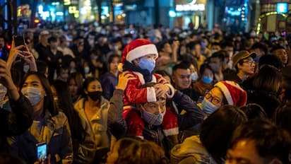 Christmas: கிறிஸ்துமஸ் புத்தாண்டு கொண்டாட்டத்துக்கு தடை ..! ஒமிக்ரான் அதிக பரவலால் இங்கிலாந்தில் அதிரடி.!