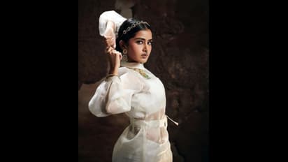 വേറിട്ട മേയ്‍ക്കോവറില്‍ പുത്തൻ ഫോട്ടോഷൂട്ടുമായി അനുപമ പരമേശ്വരൻ