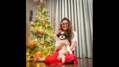 'ഇതാണ് ക്രിസ്‍മസ് സ്റ്റൈല്‍', ഫോട്ടോകളുമായി കീര്‍ത്തി സുരേഷ്