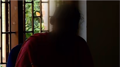 കണ്ണൂരില് പന്ത്രണ്ടുവയസുകാരിക്ക് പീഡനം; അയല്വാസിയായ പ്രതിയെ പിടികൂടാതെ പൊലീസിന്റെ ഒത്തുകളി