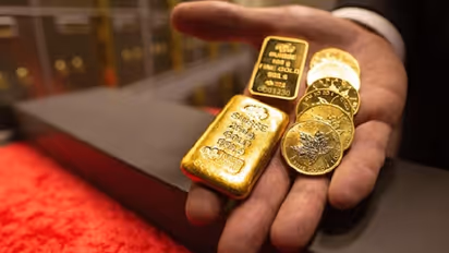 కళ్లల్లో కారం కొట్టి.. కత్తితో దాడిచేసి.. రూ.27 లక్షల బంగారు నగలు చోరీ..