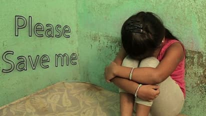 मां के सीने से चिपक रातभर सिसकती रही 6 साल की बच्ची, मम्मी वो आ जाएगा डर लग रहा..पढ़िए दर्दभरी कहानी