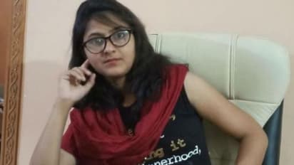 कई थानों में लगी है इस लड़की की फोटो, चश्मा लगाकर लोगों को लगाती करोड़ों का चूना..ऐसे देती अंजाम