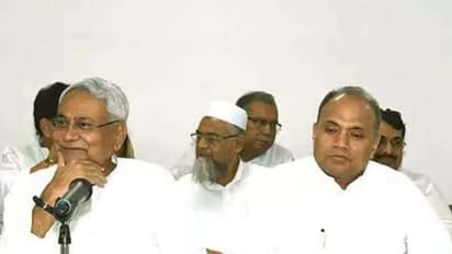 సంచలన నిర్ణయం: జేడీయూ అధ్యక్షుడిగా వైదొలగిన నితీశ్