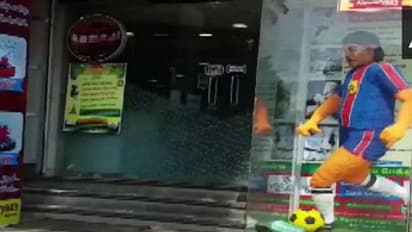 पत्थर-सीमेंट नहीं, 270 अंडे और 60 किलो चीनी से बनी 6 फीट लंबी मूर्ति, महान फुटबॉलर की याद में बना विशालकाय केक