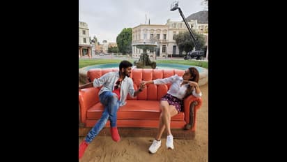 நயன்தாரா - விக்னேஷ் சிவன் கனவில் மண்ணை வாரிப்போட்ட கொரோனா... செம்ம அப்செட்டில் காதல் ஜோடி...!