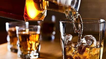 Durga Puja: রাজ্যে ১২ দিনেই ৭২০ কোটির সুরা বিক্রি, পুজোয় ৪০ শতাংশেরও বেশি আয় ব্যবসায়ীদের