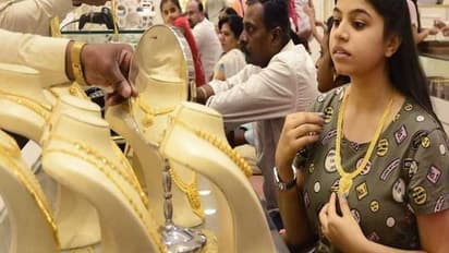 Gold price today : സ്വർണം വാങ്ങാൻ തയ്യാറായിക്കോളൂ; കുത്തനെ ഇടിഞ്ഞ് വില, ഇന്നത്തെ നിരക്ക് ഇങ്ങനെ