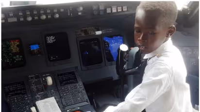 വിമാനം പറത്തി വൈറലായി ഏഴുവയസുകാരന്!