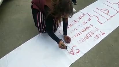 अन्नदाता के लिए महिलाओं ने अपने खून से लिखा 50 फीट बैनर, तस्वीरों में देखिए नारी शक्ति का रौद्र रूप