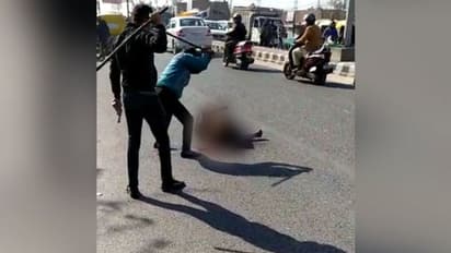 ഗാസിയാബാദിലെ തിരക്കേറിയ റോഡിൽ പട്ടാപ്പകൽ രണ്ടംഗസംഘം യുവാവിനെ അടിച്ചുകൊന്നു