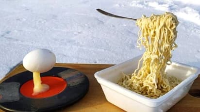 খেতে খেতে শূন্যেই জমে গেল চাউমিন-ডিম, ভাইরাল হল ছবি - কোথায় পড়েছে এত ঠান্ডা