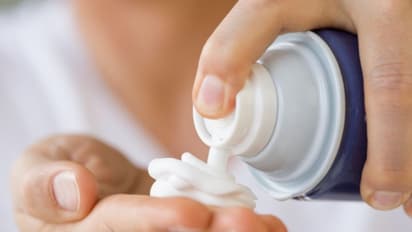 New Year Party-তে গ্ল্যামারস লুক পান হালকা মেকআপেই, দেখে নিন  এই সহজ নিয়মগুলি