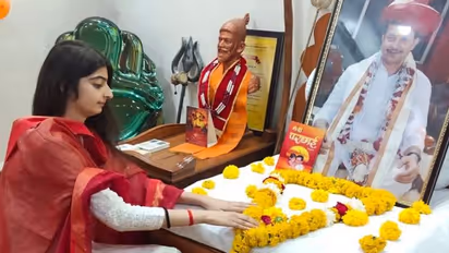 पिता की मौत के 2 साल बाद उनके आश्रम पहुंची बेटी, तस्वीर देख रोती रही कहा-पापा की जगह कभी नहीं ले सकती