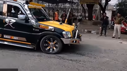 നടുറോഡില് ഡാന്സ് കളിച്ച് സ്കോര്പിയോ, എട്ടിന്റെ പണിയുമായി പൊലീസ്!