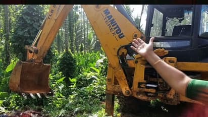 AP News: మహిళను కిందపడేసి పీకపై కాలుపెట్టి... అర్ధరాత్రి వైసిపి నేత దాష్టికం... అచ్చెన్న సీరియస్