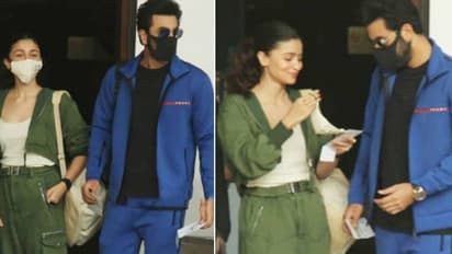 क्या नए साल पर रणबीर-आलिया फैंस को देंगे सरप्राइज? परिवार और सेलेब्स के साथ यहां हुए इकट्ठा