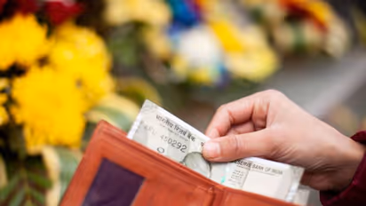 টাকা হাত থেকে পড়ে যাচ্ছে, তাহলে বুঝবেন জীবনে আসছে বড় পরিবর্তন