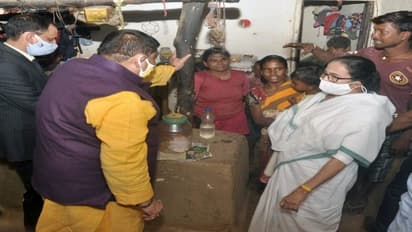 আদিবাসী গ্রামে খুন্তি নাড়লেন মুখ্যমন্ত্রী, শুনলেন তাঁদের অভাব-অভিযোগ