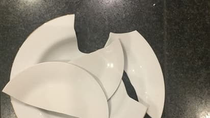 রঙিন অন্তর্বাস পরা থেকে পুতুল পোড়ানো - নতুন বছরকে স্বাগত জানাতে দেশে দেশে রয়েছে আজব সব প্রথা