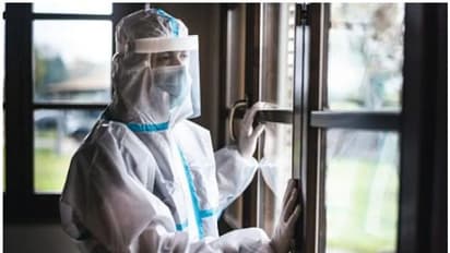 আবারও করোনা ঘিরে অবসাদ,রোগীদের মনোবল ধরে রাখতে ওয়ার্ডে ডাক্তারদের নাচ, ফিরে এলো পুরোনো ছবি