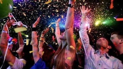 நள்ளிரவு 1 மணி வரை மட்டுமே புத்தாண்டு கொண்டாட்டங்களுக்கு அனுமதி... அரசின் அதிரடி முடிவால் மக்கள் அதிருப்தி!!