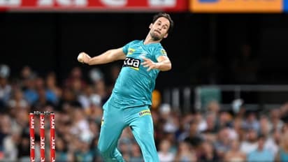 ക്രിക്കറ്റ് ചരിത്രത്തിലെ ഏറ്റവും വിചിത്ര പന്തുകളിലൊന്ന്; ബിഗ് ബാഷില് പൊട്ടിച്ചിരിപ്പിച്ച് താരം-വീഡിയോ