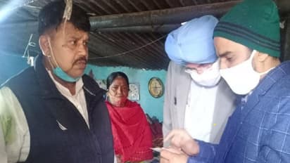 झोपड़ी में एक बल्ब जलाने का बिजली बिल आया 13 हजार, ऊर्जा मंत्री देखने पहुंचे तो निकला 212 रुपए