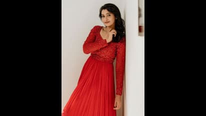 துளியும் மேக்அப் இல்லாமல்... அழகில் மிளிரும் மின்மினி பூச்சி போல் புத்தாண்டை கொண்டாடும் பிரியா பவானி ஷங்கர்!