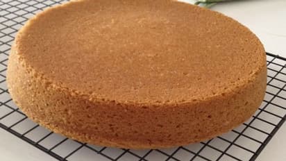 न्यू ईयर के केक में अंडे की जगह मिलाएं ये सीक्रेट चीज, फुल कर ही ओवन से निकलेंगे स्पंजी केक