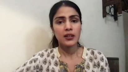 रिया के सिर आई आफत, इलाके में नया घर ढूंढने के लिए दर-दर भटक रही एक्ट्रेस, साथ में पैरेंट्स भी हैं