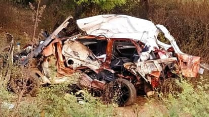 साल के आखिरी दिन 4 लोगों की मिली ऐसी दर्दनाक मौत, कार के इंजन से जा चिपकी लाशें..