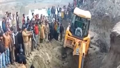 खेल-खेल में तालाब पास गड्ढे में समा गए 10 बच्चे, 3 की निकाली लाश