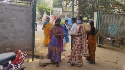 ಶಾಲಾ-ಕಾಲೇಜುಗಳು ಆರಂಭ: ವಿದ್ಯಾರ್ಥಿಗಳಿಗೆ ವಿಶೇಷ ಸ್ವಾಗತ ಕೋರಿದ ಶಿಕ್ಷಕರು