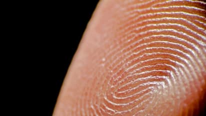 കൈവിരലിലെ തൊലി അടർത്തി സുഹൃത്തിന്റെ വിരലിൽ വെച്ചുപിടിപ്പിച്ചു; പരീക്ഷ തട്ടിപ്പിന് യുവാവിന്റെ ശ്രമം പൊളിഞ്ഞു