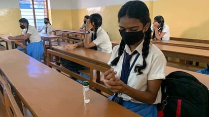 #BREAKING மார்ச் 22 முதல் மீண்டும் பள்ளிகளை மூட உத்தரவு... 12ம் வகுப்பிற்கு மட்டும்  அரசு வைத்த டுவிஸ்ட்...!