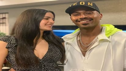 प्रिंटेड शर्ट और ब्लैक पैंट में बीवी को पकड़े नजर आए हार्दिक, कुछ इस अंदाज में कपल ने रात को मनाई एनिवर्सरी