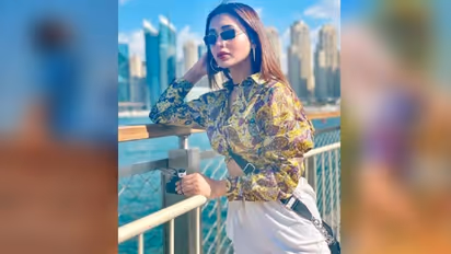 মাথায় হাত তুলতেই বেরিয়ে এসেছে 'ফ্ল্যাট অ্যাবস', ক্রপ টপে ছক্কা হাঁকাচ্ছেন মিমি