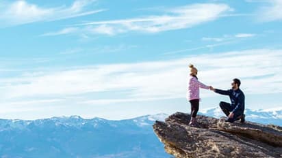 പ്രണയാതുരമായ വിവാഹാഭ്യർത്ഥന ഒടുവിൽ ദുരന്തമായി, കുന്നിൻമുകളിൽ നിന്ന് താഴേക്ക് പതിച്ച് കാമുകി