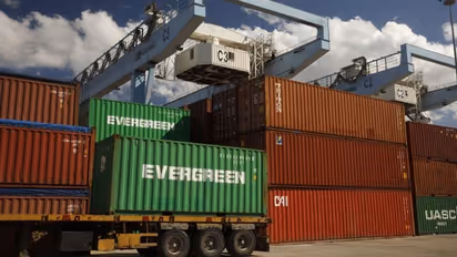 ഡിസംബറിൽ കയറ്റുമതി രംഗത്ത് ഇടിവ്: രാജ്യത്തിന്റെ വ്യാപാരക്കമ്മി ഉയർന്നു