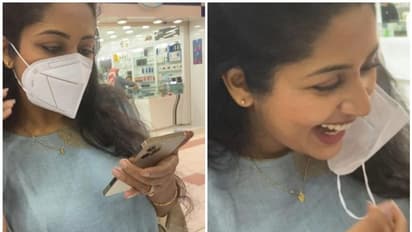 'ചിരി കാണുന്നില്ല', മാസ്ക് മാറ്റി ചിരിച്ച് നവ്യാ നായര്!