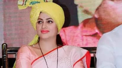 ఉద్రిక్తతలకు దారి తీసిన ‘హనుమాన్ చాలీసా’ చాలెంజ్.. ఎంపీ నవనీత్ కౌర్ దంపతులకు పోలీస్ నోటీసులు...