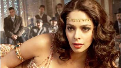 অনস্ক্রিন নয়, বাস্তবে জুটেছিল সহকর্মীদের যৌন প্রস্তাব, রাজি না হওয়ায় কী হয়েছিল মল্লিকার সঙ্গে