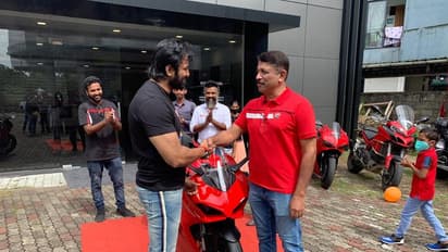 'ഡ്രീംസ് കം ട്രൂ'; 23 ലക്ഷത്തിന്റെ സ്പോർട്സ് ബൈക്ക് സ്വന്തമാക്കി ഉണ്ണിമുകുന്ദൻ, ചിത്രങ്ങൾ