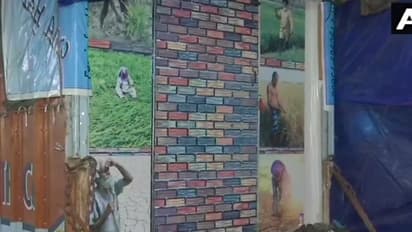 ট্রাকেই সাজানো ঘর আন্দোলনকারীর,কৃষকদের সঙ্গে বৈঠকের আগেই সরকারকে নিশানা মা ও ছেলের