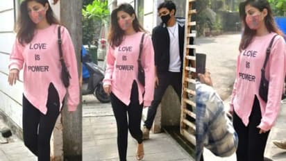 ശക്തമായ ഫാഷന്‍ സ്റ്റേറ്റ്‌മെന്റുമായി വീണ്ടും റിയ ചക്രബര്‍ത്തി