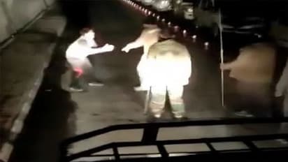 अटल टनल में गाड़ी ओवरटेक करने को लेकर पर्यटक के साथ पुलिस की क्रूरता, मुर्गा बनाकर डंडों से पीटा