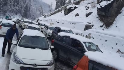 ഹിമാചലിൽ മഞ്ഞുവീഴ്ച, അടൽ ടണലിന് സമീപം കുടുങ്ങിയ 300 ഓളം സഞ്ചാരികളെ രക്ഷപ്പെടുത്തി